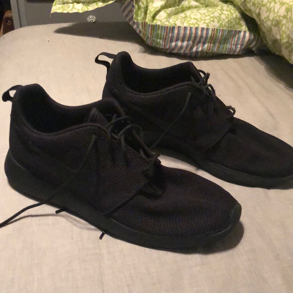 Black Nike Roshe size 10